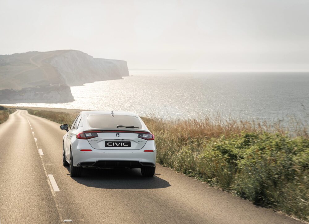 de achterkant van de gefacelifte honda civic